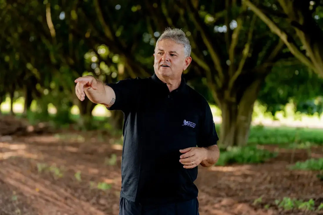 Leandro Barcelos na lavoura — A Raiz da Solução